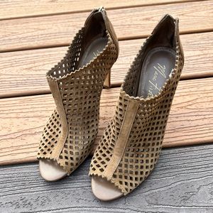 ON SALE:  Marc Fisher heels, beige color. In good condition